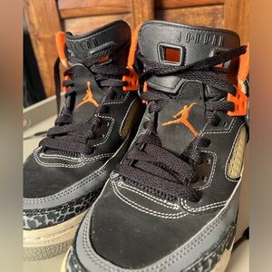 Classic Jordans! 😍Style with these sneakers. Boy/girls/women with smaller feet!